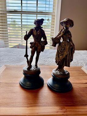 Antique-Style Bronze Finish Male and Female Figurine accent pair traditional EUC